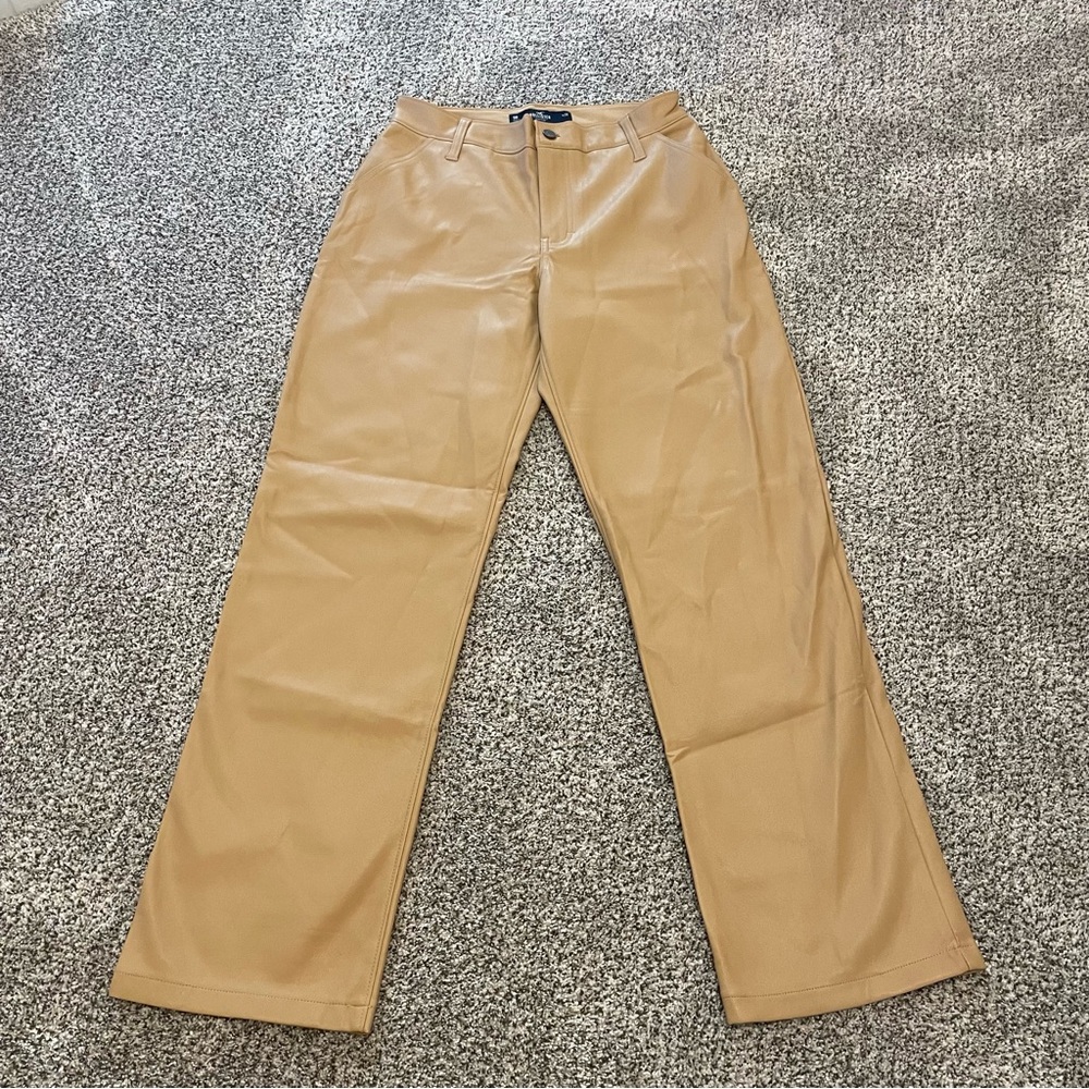 NWOT HOLLISTER HIGH RISE WIDE LEG PLEATHER CREAM PANT
